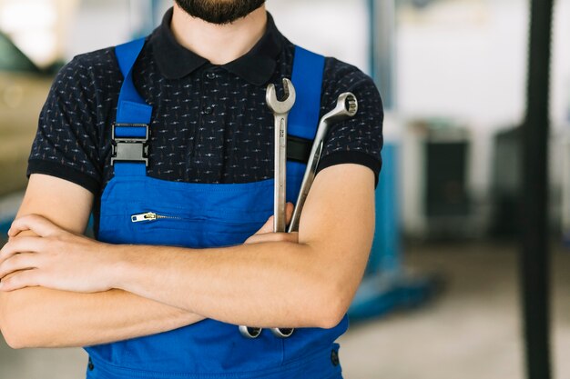 Automechaniker mit Schlüsseln