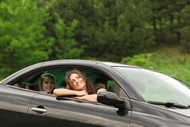 Autoreisekonzept mit Gruppe Freunden