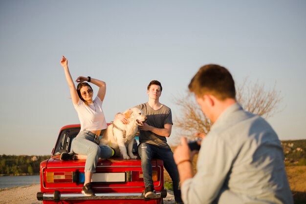 Autoreisekonzept mit Gruppe Freunden