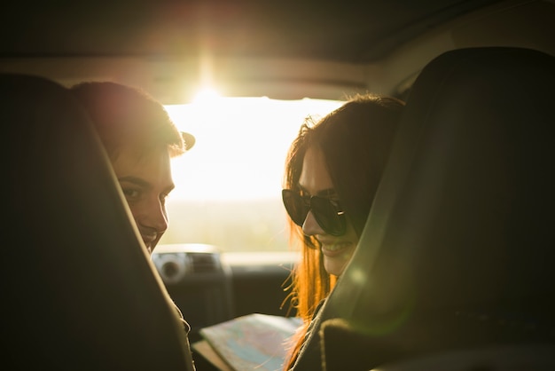 Autoreisekonzept mit jungen Paaren