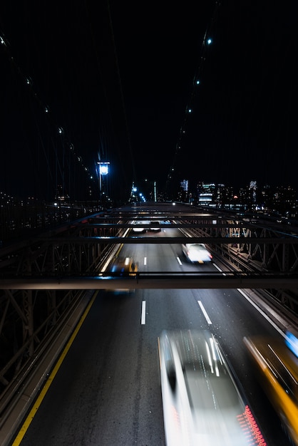 Autos auf Brücke nachts mit Bewegungsunschärfe