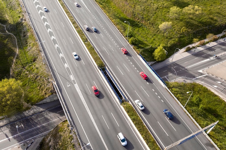 Kostenlose Foto autos, die auf straßenluftansicht fahren