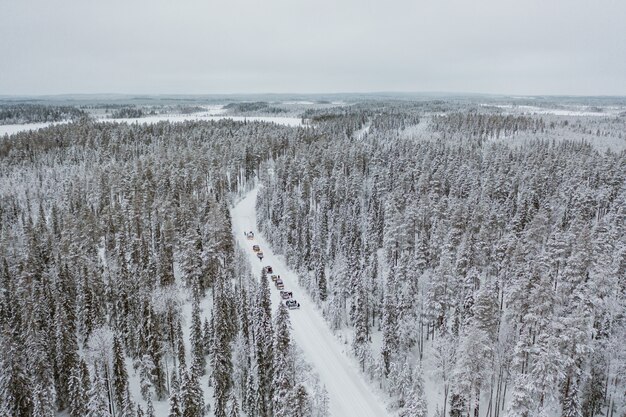 Autos fahren durch eine faszinierende verschneite Landschaft in Finnland