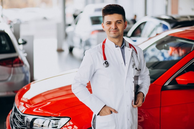 Autotechniker mit Stethoskop in einem Autosalon