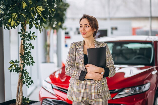 Autoverkäuferin in einem Autosalon