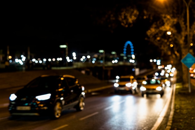 Autoverkehr auf den Nachtstraßen