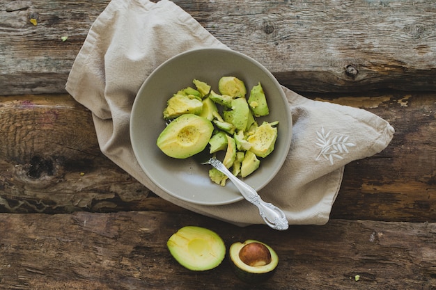 Avocado auf dem Tisch