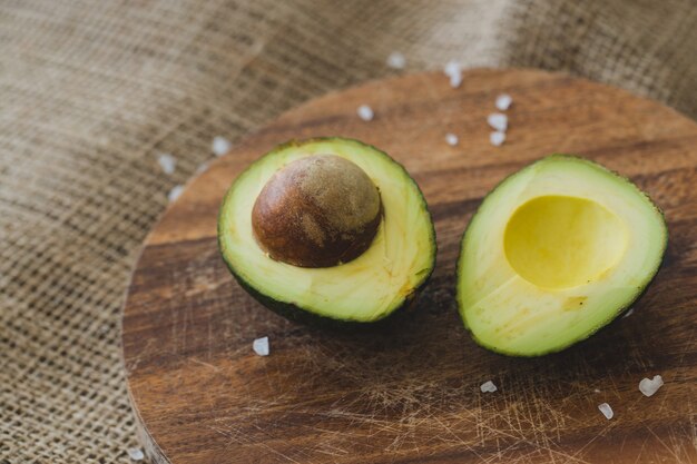 Avocado auf dem Tisch