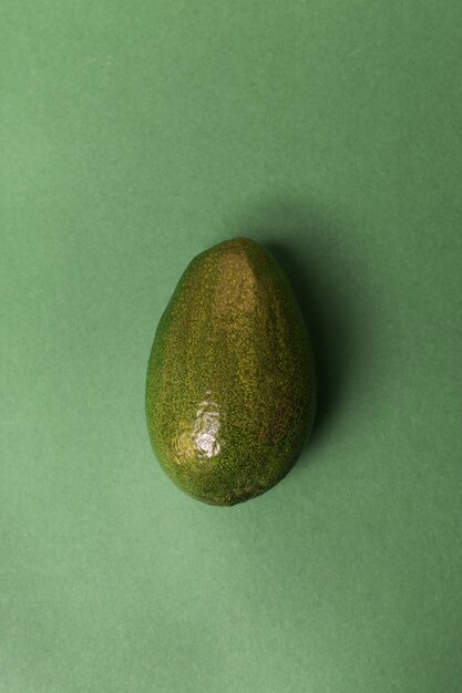 Avocado isoliert auf grüner Oberfläche