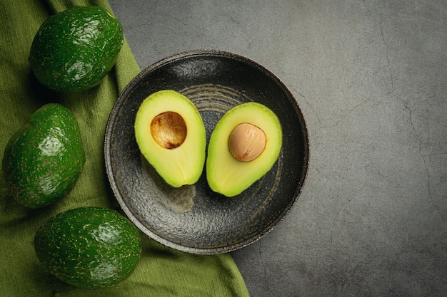 Kostenloses Foto avocado produkte aus avocados lebensmittelernährungskonzept.