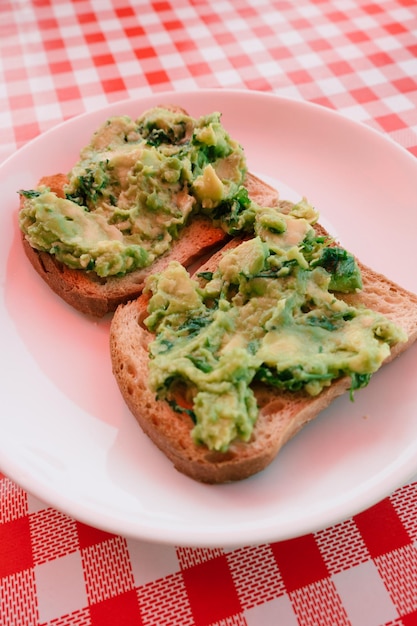 Kostenloses Foto avocado-toast auf picknick-tischdecke