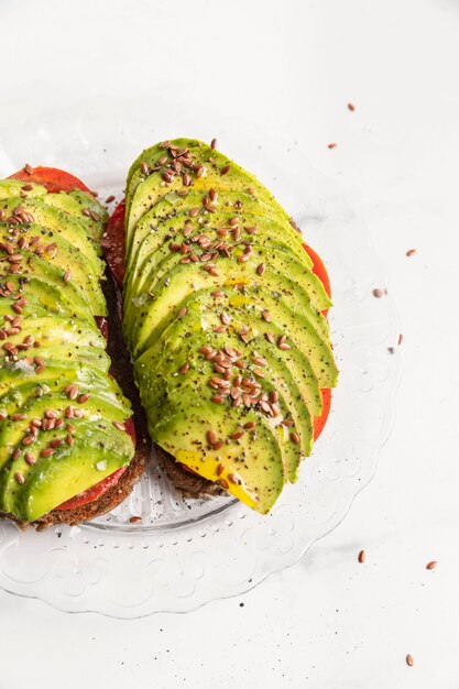 Avocado-Toast auf Teller mit Gewürzen