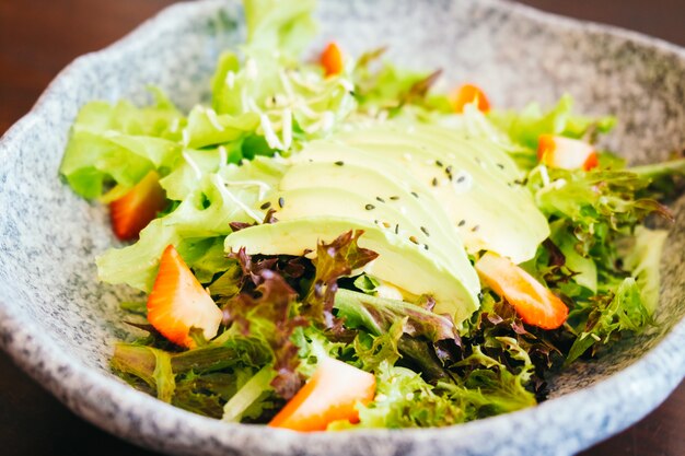 Avocado und Erdbeere mit Gemüsesalat