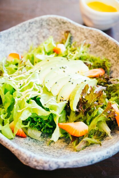 Avocado und Erdbeere mit Gemüsesalat