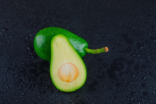 Avocados auf einem dunkelgrauen Tisch. Draufsicht.