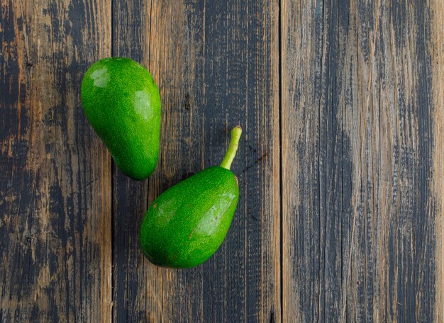 Avocados auf einem Holztisch. flach liegen.