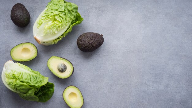 Avocados mit Salat auf dem Tisch