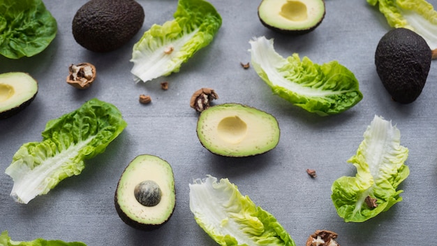 Avocados mit Salat auf Tisch verstreut