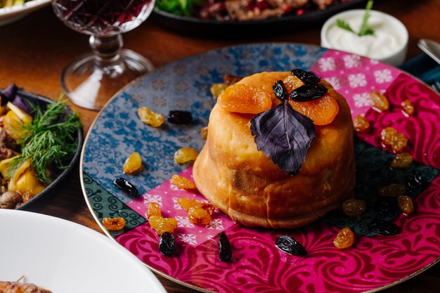 Azerbaijani shah plov mit trockenen Früchten, Sultaninen und roten Basilikumblättern.