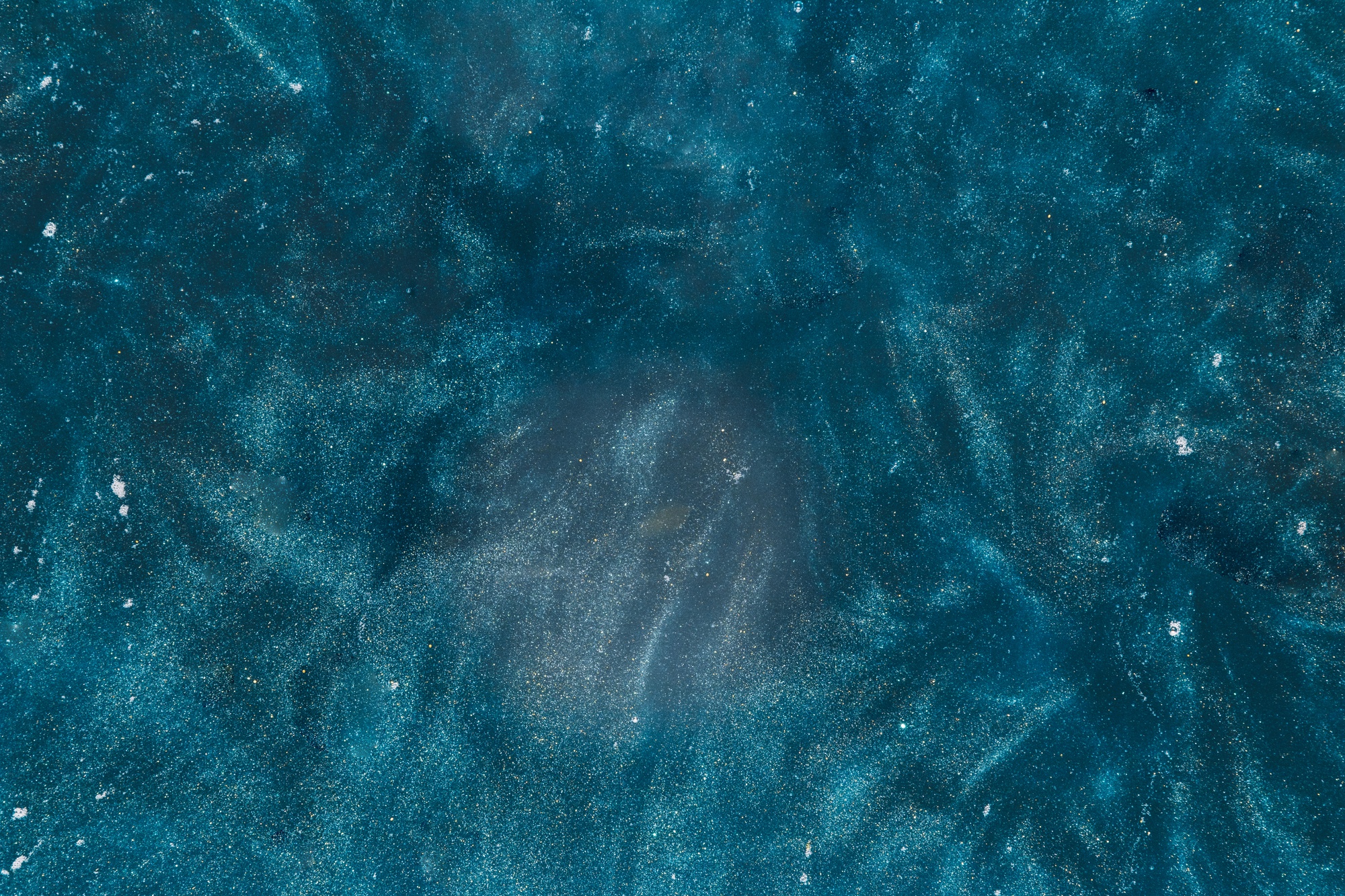 Azurblauer Farbstoff in Wasser