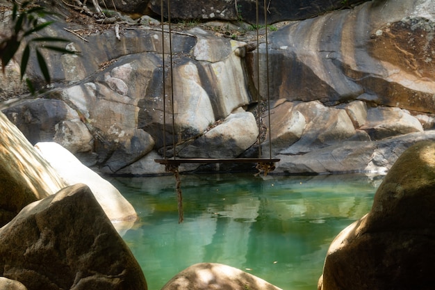 Kostenloses Foto ba ho wasserfälle klippe springen in der provinz khanh hao, vietnam