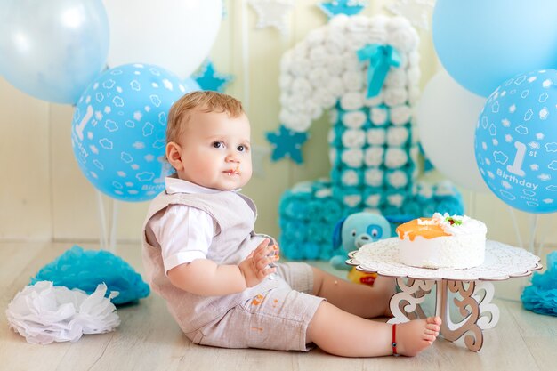 Baby 1 Jahr Mit Einem Kuchen Und Luftballons Geburtstag Eines Kindes 1 Jahr Baby Isst Kuchen Premium Foto