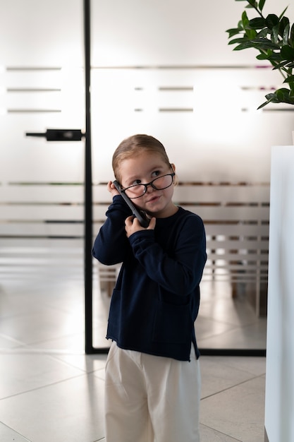 Baby als Geschäftsperson verkleidet