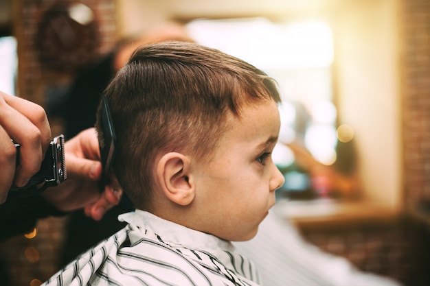 Ein Junge Schneidet Sein Haar Von Einem Friseur Ab Kostenlose Foto