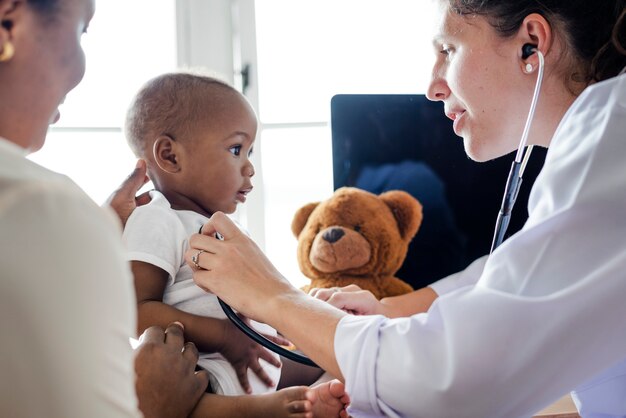 Baby besucht den Arzt zur Untersuchung