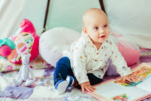 Baby Boy berühren Buch Wegschauen