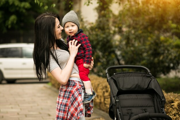 Baby Frau gehen glückliches Kind