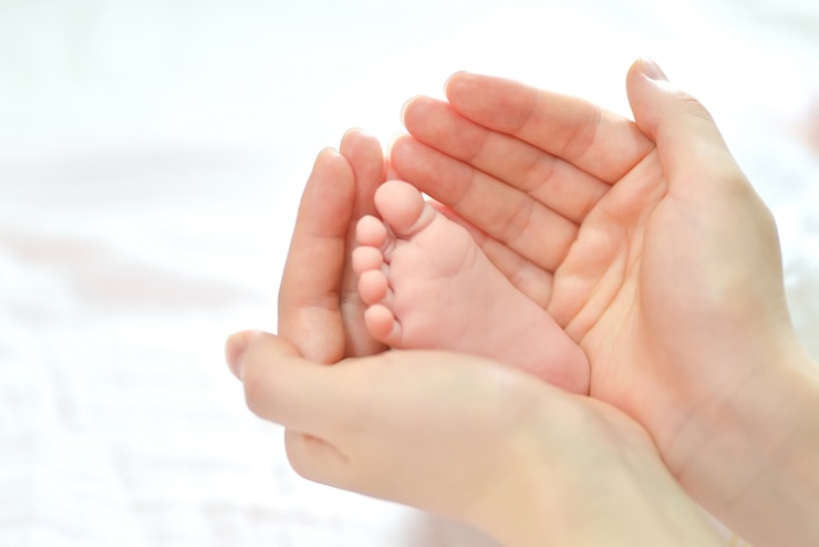 Kostenlose Foto baby füße in mutter hände.