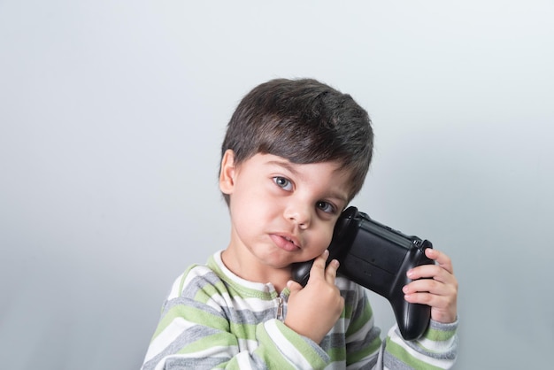 Baby-Gamer mit Controller in der Hand