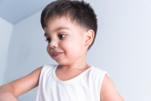 Baby im weißen T-Shirt auf weißem Hintergrund