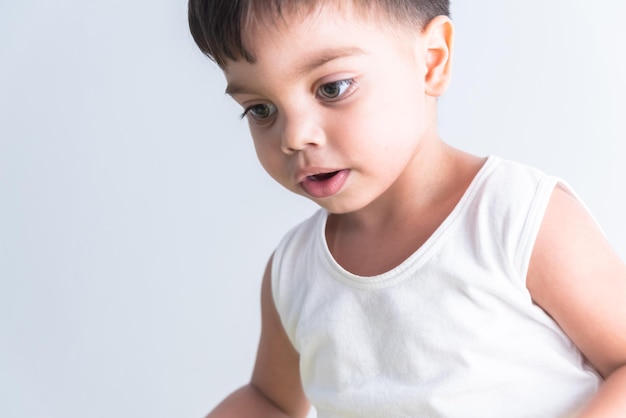 Baby im weißen T-Shirt auf weißem Hintergrund