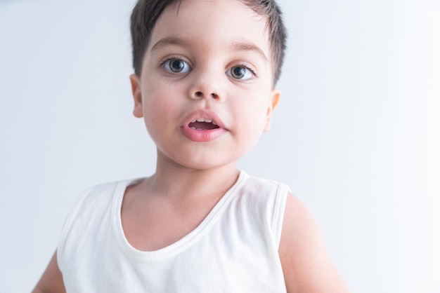 Baby im weißen T-Shirt auf weißem Hintergrund