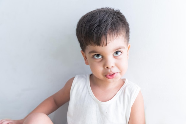 Baby im weißen T-Shirt auf weißem Hintergrund