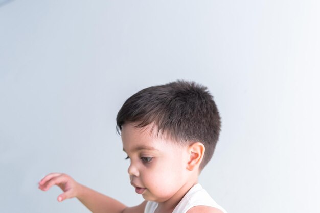 Baby im weißen T-Shirt auf weißem Hintergrund