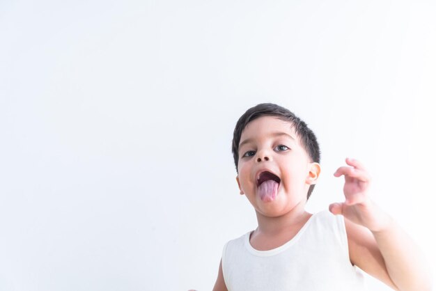 Baby im weißen T-Shirt auf weißem Hintergrund