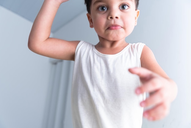 Kostenloses Foto baby im weißen t-shirt auf weißem hintergrund