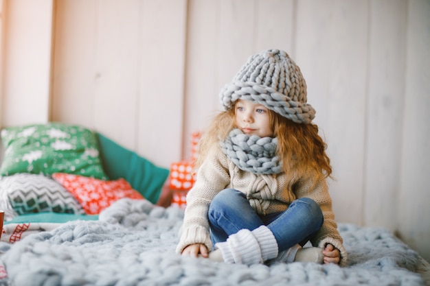 Baby in Strickmütze und Schal