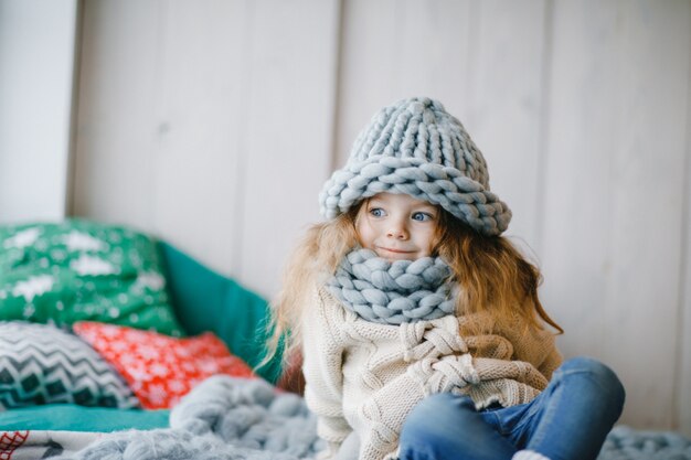 Baby in Strickmütze und Schal