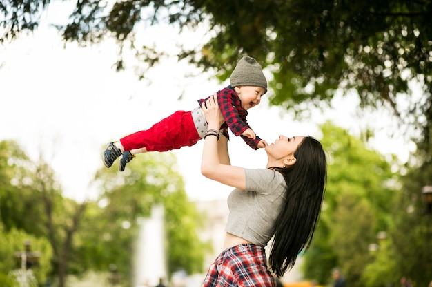 Baby Kind gehen Familie Mutter