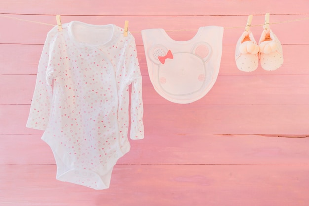 Baby-Konzept mit Kleidung hängen an Wäscheleine
