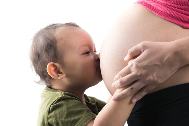 Baby küssen schwangere Frau