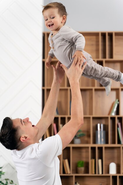 Baby macht seine ersten Schritte