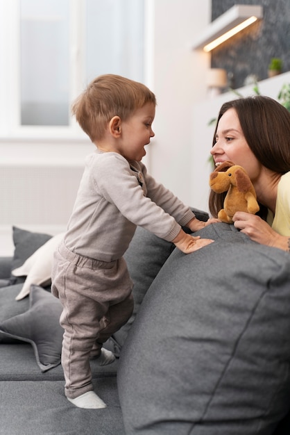 Kostenloses Foto baby macht seine ersten schritte