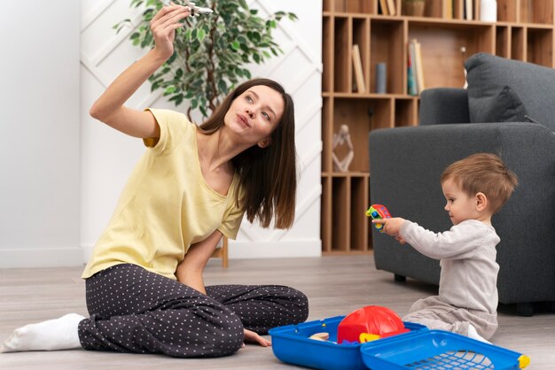 Baby macht seine ersten Schritte