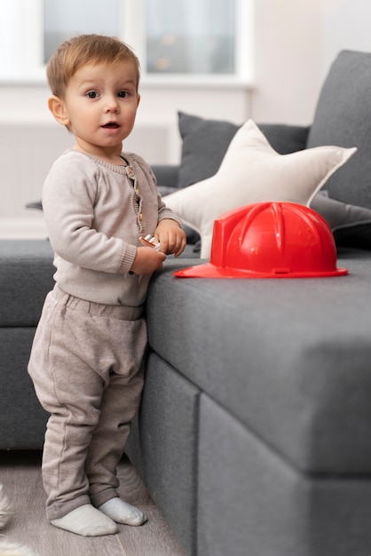 Baby macht seine ersten Schritte
