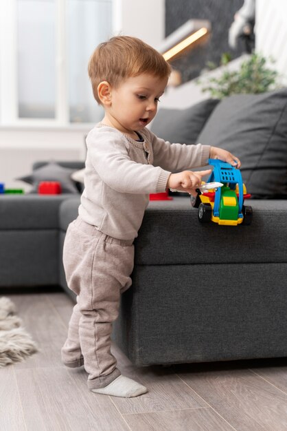 Baby macht seine ersten Schritte